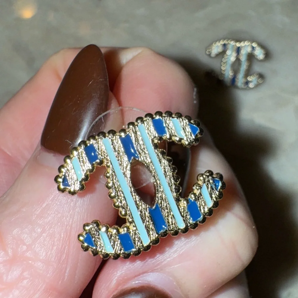 Chanel bi-color striped earrings SS2024 Collection - Picture 3 of 5